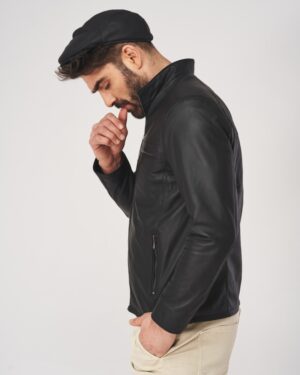 Czarna kurtka skórzana męska z kołnierzem, zamek błyskawiczny i kieszeniami z przodu