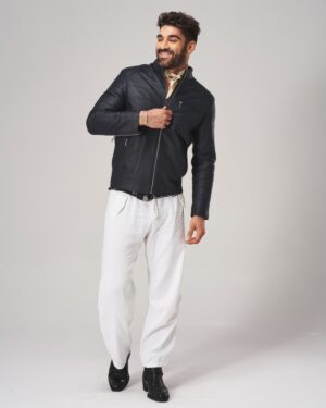 Męska kurtka skórzana w kolorze czarnym z zamkiem, dopasowany krój, kieszeń na piersi, stylowy detal