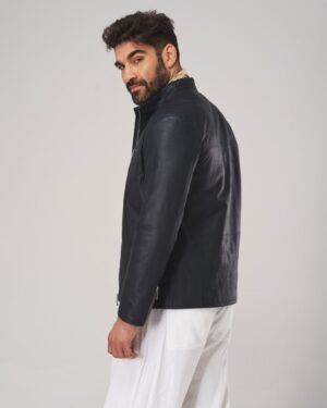 Kurtka skórzana męska w kolorze granatowym z wysokim kołnierzem i zamkiem błyskawicznym z boku