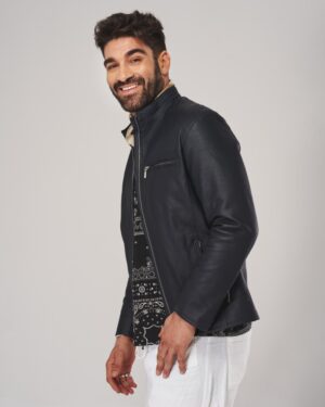 Męska kurtka skórzana w kolorze granatowym, dopasowany krój, z zamkiem błyskawicznym i kieszenią na piersi