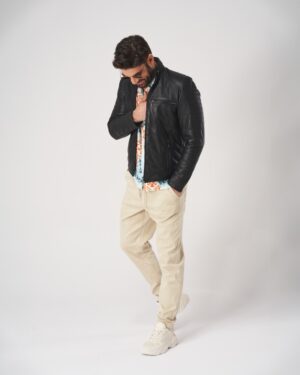 Kurtka skórzana męska w kolorze czarnym z zamkiem i stójką, idealna na chłodne dni