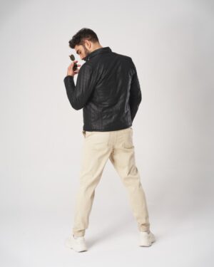 Męska kurtka skórzana w kolorze czarnym z kołnierzem, dopasowanym krojem i pikowanymi detalami