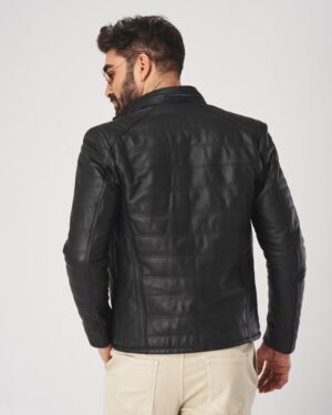 Czarna kurtka skórzana męska o dopasowanym kroju z przeszyciami na plecach i kołnierzem typu stójka