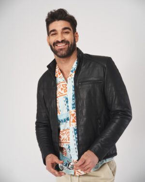 Kurtka skórzana męska w kolorze czarnym z zamkiem, pikowanym wzorem i stójką, idealna na chłodniejsze dni