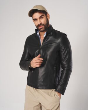 Czarna kurtka skórzana męska z zamkiem, dopasowanym krojem i stójką, idealna na zimowe dni