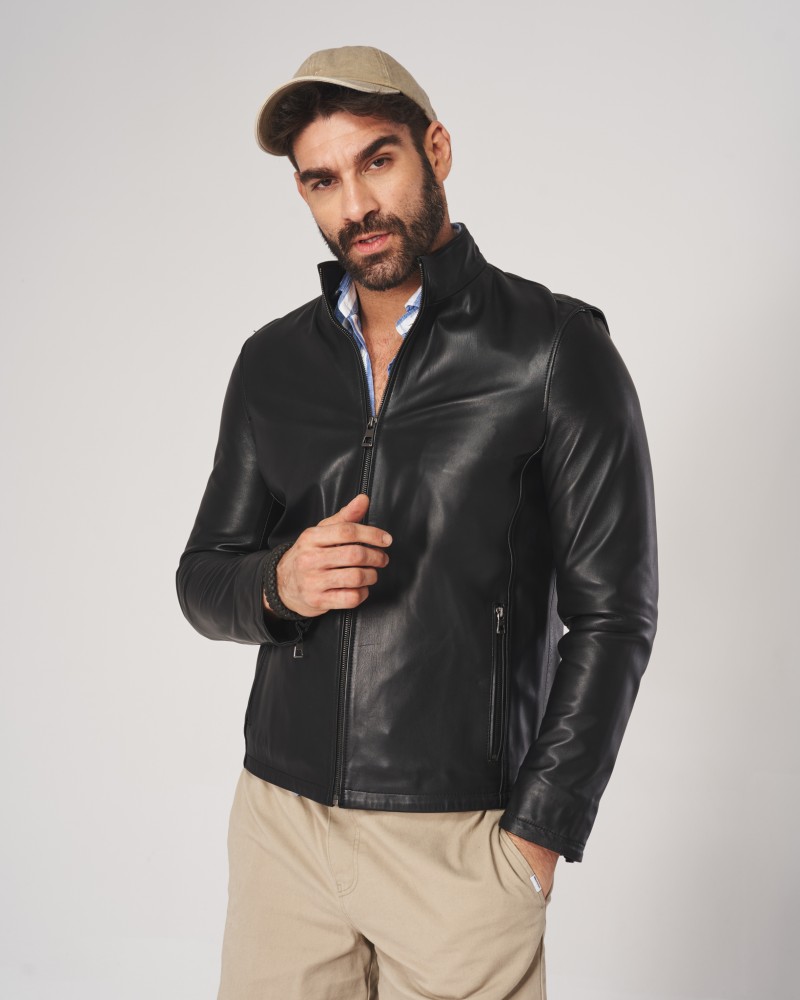 Czarna kurtka skórzana męska z zamkiem, dopasowanym krojem i stójką, idealna na zimowe dni