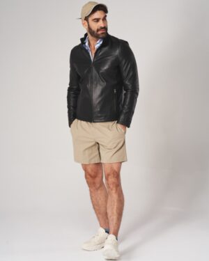 Męska kurtka skórzana w kolorze czarnym, dopasowany krój, z wysokim kołnierzem i zamkiem błyskawicznym