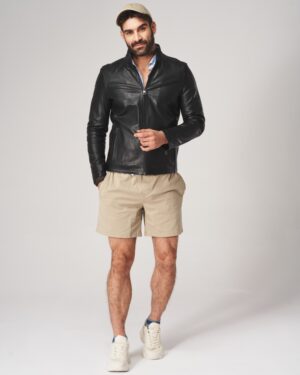 męska kurtka skórzana w kolorze czarnym z zamkiem i kołnierzem, idealna na chłodniejsze dni