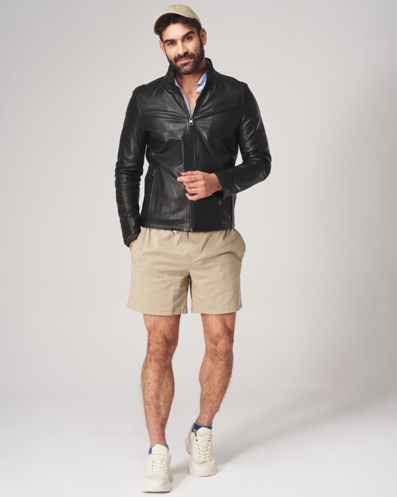 męska kurtka skórzana w kolorze czarnym z zamkiem i kołnierzem, idealna na chłodniejsze dni