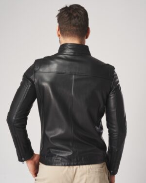 Czarna kurtka skórzana męska z klasycznym kołnierzem i zamkami na rękawach, idealna na zimowe dni