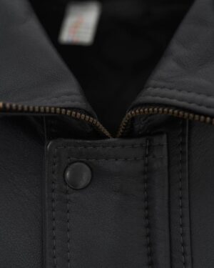 czarna kurtka skórzana męska z zamkiem błyskawicznym i napami przy kołnierzu