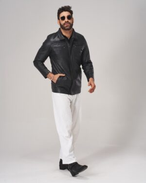 Kurtka skórzana męska w kolorze czarnym z zamkiem, kieszeniami i klasycznym kołnierzem