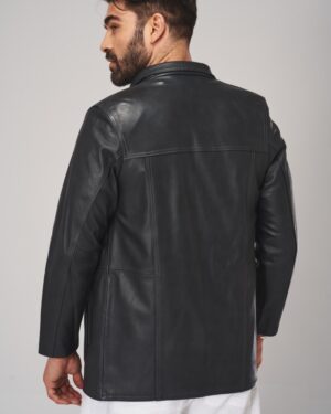 Czarna kurtka skórzana męska z klasycznym kołnierzem i prostym krojem, idealna na zimowe dni