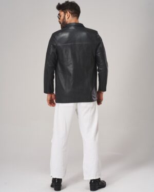 Kurtka skórzana męska w kolorze czarnym, z klasycznym kołnierzem i prostym krojem, idealna na zimowe dni
