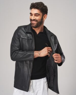 Kurtka skórzana męska w kolorze czarnym z zamkiem, kieszeniami i klasycznym krojem, idealna na zimowe dni