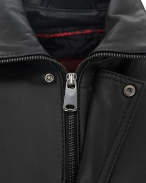 czarna kurtka skórzana męska z zamkiem błyskawicznym i metalowymi detalami