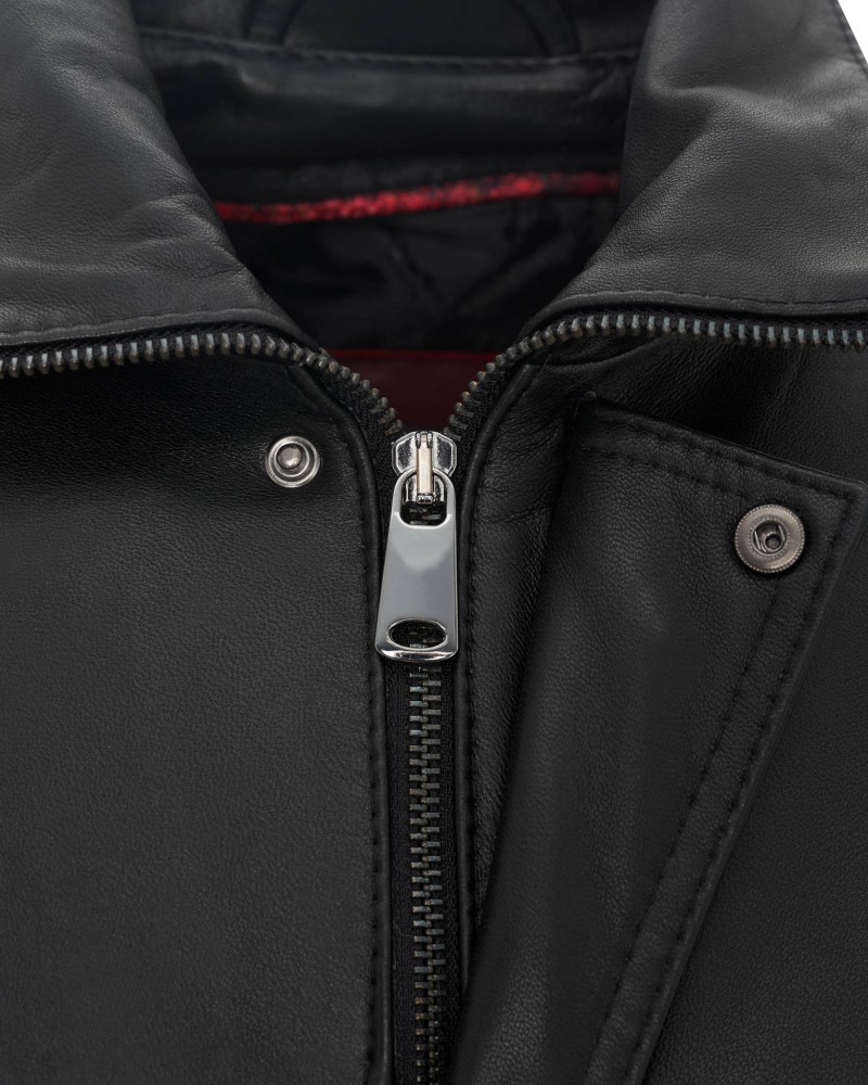 czarna kurtka skórzana męska z zamkiem błyskawicznym i metalowymi detalami
