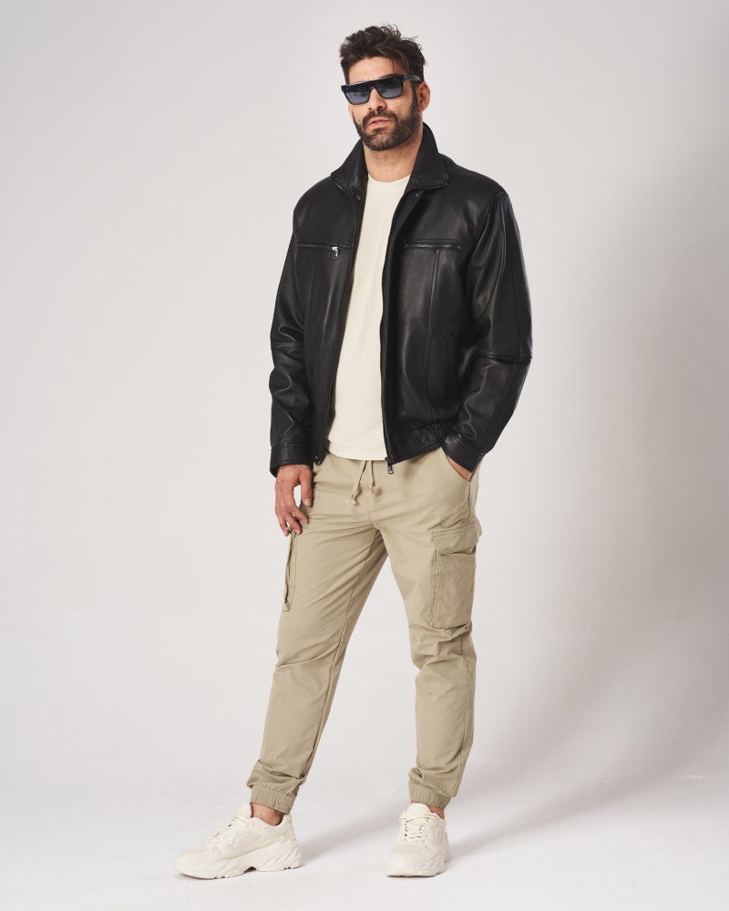 Kurtka skórzana męska w czarnym kolorze z kołnierzem i zamkami, idealna na zimowe dni