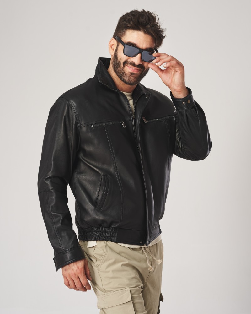 Męska kurtka skórzana w kolorze czarnym, z kołnierzem, zamkiem i kieszeniami, idealna na zimowe dni