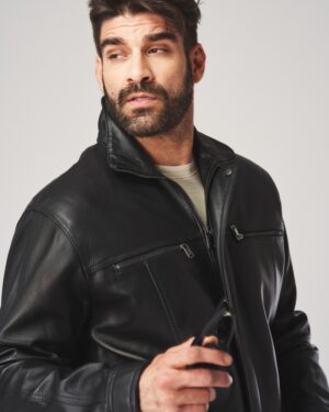 Kurtka skórzana męska w kolorze czarnym z kołnierzem, zapinana na zamek z kieszeniami na przodzie