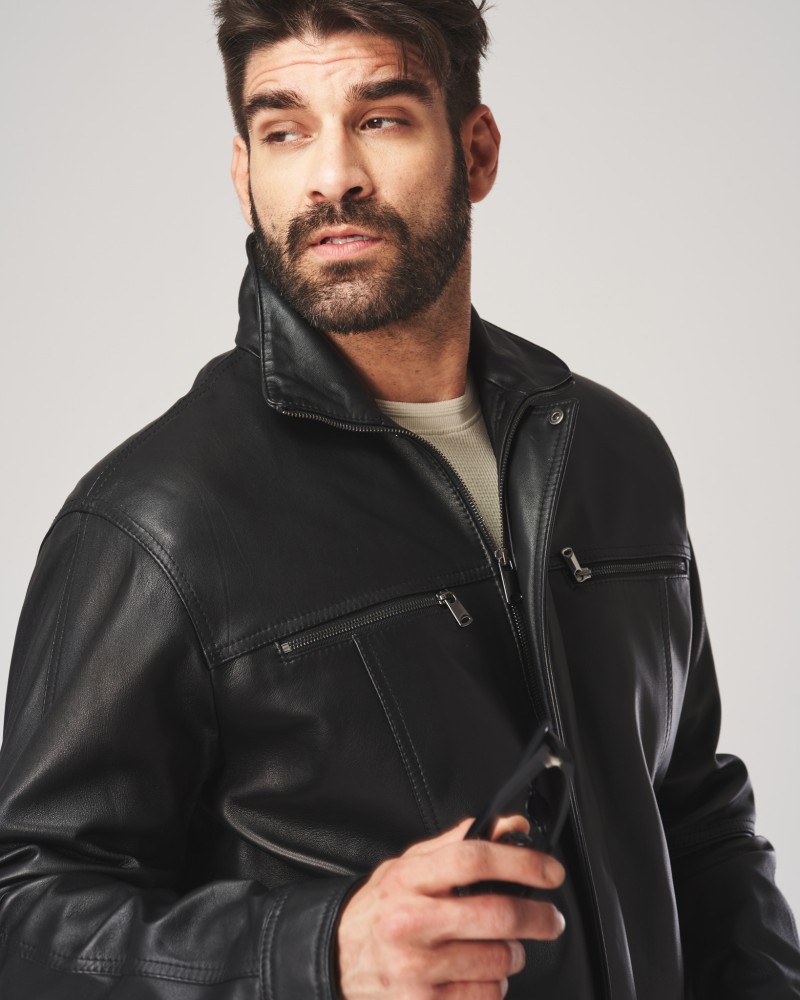 Kurtka skórzana męska w kolorze czarnym z kołnierzem, zapinana na zamek z kieszeniami na przodzie