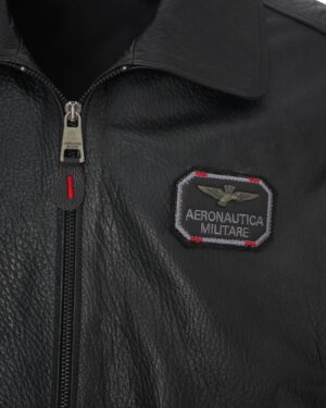 Kurtka lotnicza w kolorze czarnym z wysokim kołnierzem i naszywką na piersi