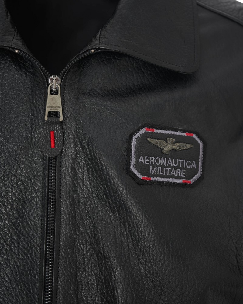 Kurtka lotnicza w kolorze czarnym z wysokim kołnierzem i naszywką na piersi