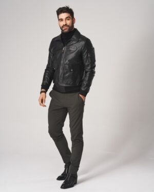 Kurtka lotnicza w kolorze czarnym, z zamkiem, kieszeniami i kołnierzem, idealna na zimowe dni