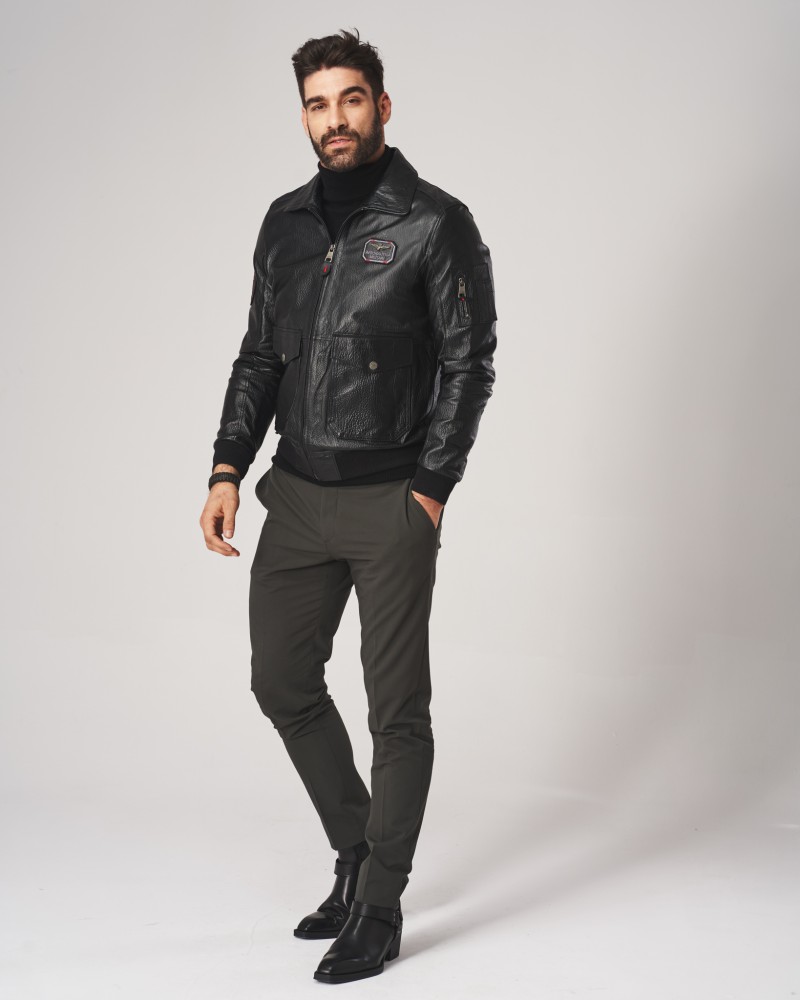 Kurtka lotnicza w kolorze czarnym, z zamkiem, kieszeniami i kołnierzem, idealna na zimowe dni