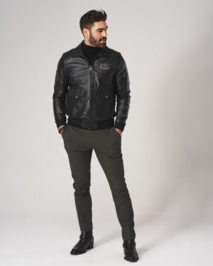 Kurtka lotnicza w kolorze czarnym z kieszeniami i kołnierzem, idealna na zimowe dni