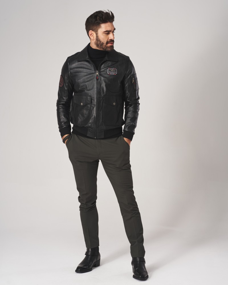 Kurtka lotnicza w kolorze czarnym z kieszeniami i kołnierzem, idealna na zimowe dni