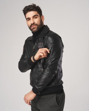 Kurtka lotnicza w kolorze czarnym z kołnierzem, zamkiem i detalami na rękawach