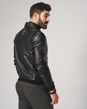 Kurtka lotnicza z kołnierzem, ozdobnymi naszywkami i dopasowanym krojem