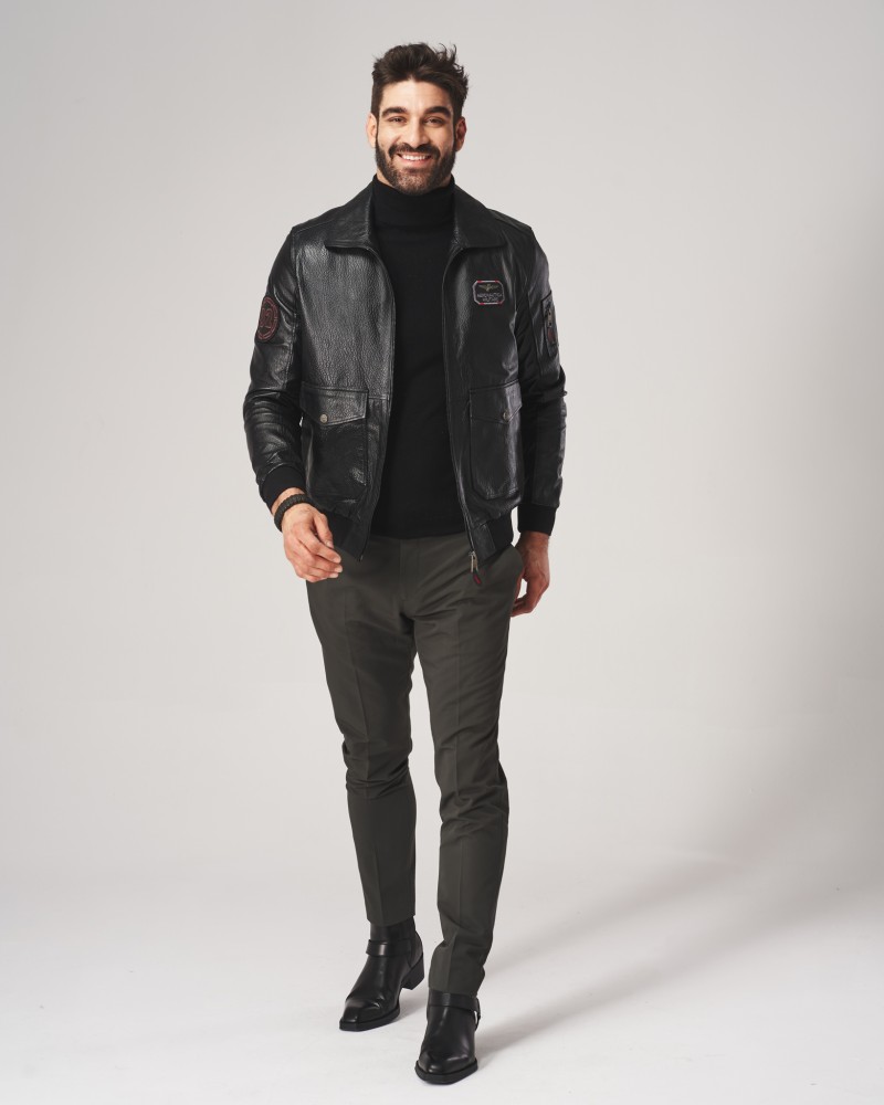 Kurtka lotnicza w kolorze czarnym z kieszeniami i zamkiem, idealna na zimowe dni