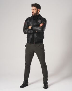 Kurtka lotnicza w kolorze czarnym z kołnierzem, zamkiem i naszywkami na rękawach