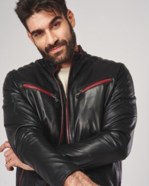 Męska kurtka skórzana w kolorze czarnym z czerwonymi detalami i zamkami, o dopasowanym kroju