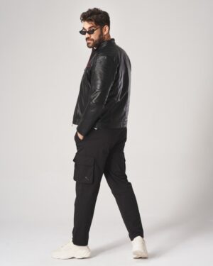 Kurtka skórzana męska w kolorze czarnym z przeszyciami na ramionach i zapięciem na zamek