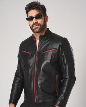 Kurtka skórzana męska w czarnym kolorze z czerwonymi zamkami i dopasowanym krojem, z kołnierzem i kieszeniami