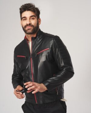 Czarna kurtka skórzana męska z czerwonymi zamkami i prostym krojem, idealna na zimowe dni