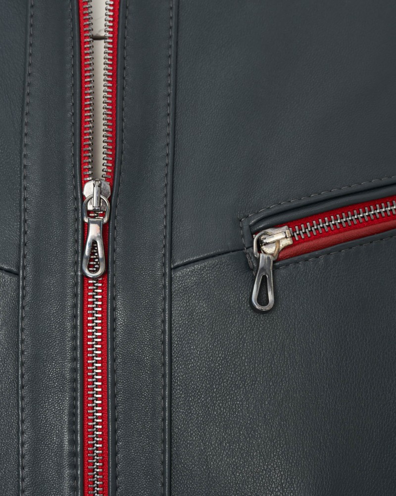 Kurtka skórzana męska w kolorze czarnym z czerwonymi zamkami i kieszeniami na suwak