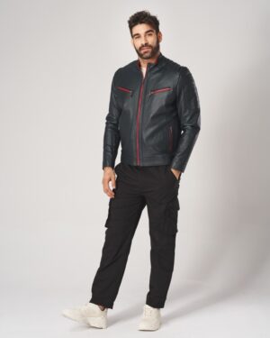 męska kurtka skórzana w ciemnym kolorze z czerwonymi zamkami i prostym krojem, idealna na chłodne dni