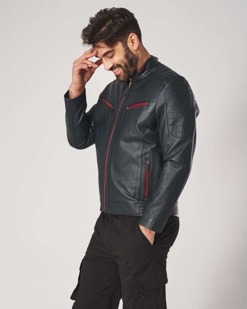 Męska kurtka skórzana w kolorze czarnym z czerwonymi detalami, zapinana na zamek, z kieszeniami na suwak