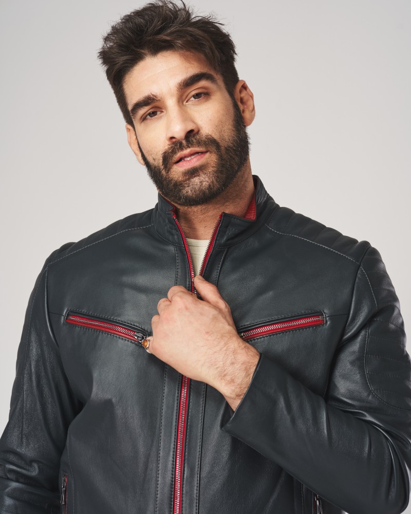 Kurtka skórzana męska w ciemnym kolorze z czerwonymi zamkami i prostym krojem, idealna na zimowe dni