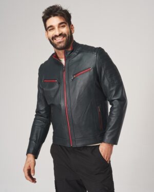 Męska kurtka skórzana w ciemnym kolorze z czerwonymi zamkami i prostym krojem, idealna na zimowe dni