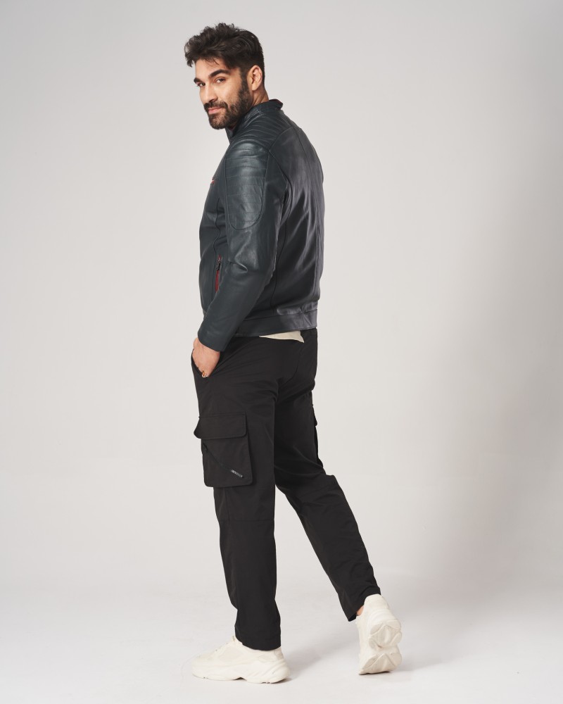 Kurtka skórzana męska w ciemnym kolorze z lekkim połyskiem, z zamkiem i kieszeniami na zamek