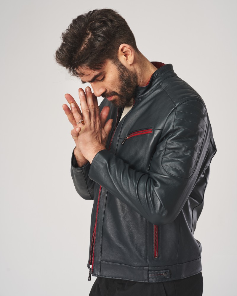 Kurtka skórzana męska w ciemnym kolorze z czerwonymi detalami i zamkiem błyskawicznym, dopasowany krój z przeszyciami