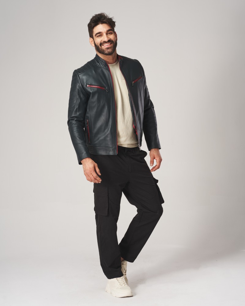 Męska kurtka skórzana w ciemnym odcieniu z zamkami i stójką, idealna na zimowe dni