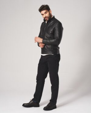 kurtka skórzana męska w kolorze czarnym z zamkiem, kieszeniami i stójką, idealna na zimowe dni
