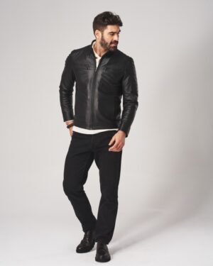 Czarna kurtka skórzana męska z zamkiem, kieszeniami na piersi i klasycznym kołnierzem