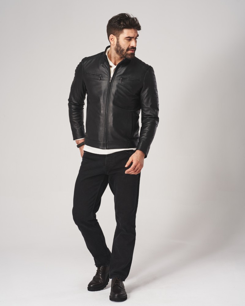 Czarna kurtka skórzana męska z zamkiem, kieszeniami na piersi i klasycznym kołnierzem